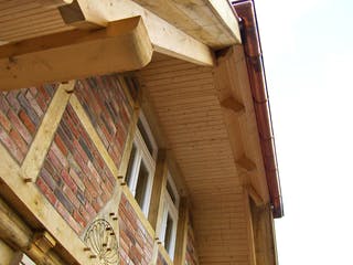 Fertighaus Fachwerkhaus mit Zwischenbau & Nebengebäude von Fuhrberger Zimmerei Betriebsges. mbH, Fachwerk Außenansicht 5