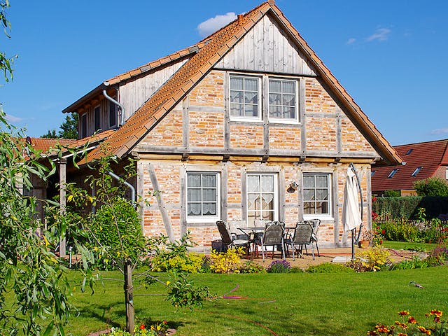 Fertighaus Kleines Fachwerkhaus von Fuhrberger Zimmerei Betriebsges. mbH, Fachwerk Außenansicht 4