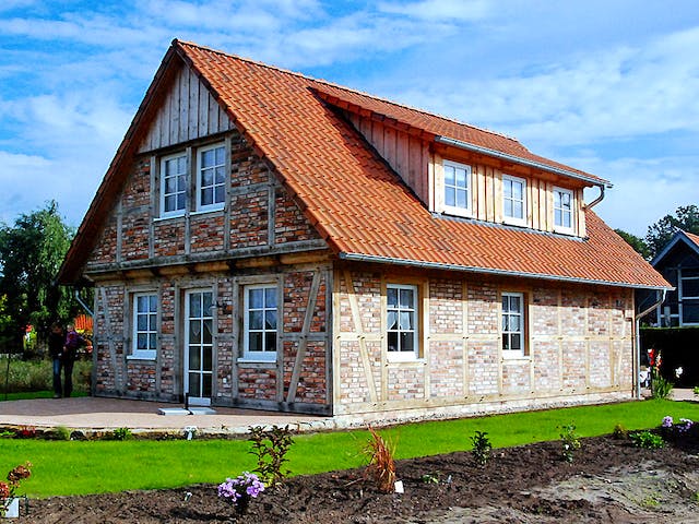 Fertighaus Kleines Fachwerkhaus von Fuhrberger Zimmerei Betriebsges. mbH, Fachwerk Außenansicht 6