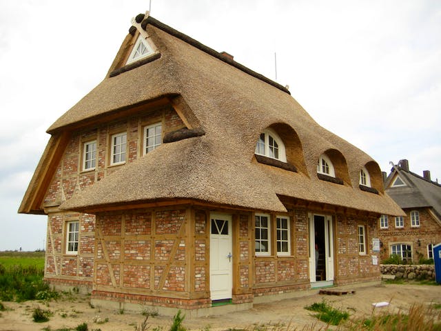 Fertighaus Ostsee von Fuhrberger Zimmerei Betriebsges. mbH, Fachwerk Außenansicht 1