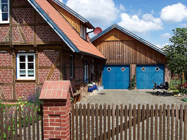 Fertighaus Pinus von Fuhrberger Zimmerei Betriebsges. mbH, Fachwerk Außenansicht 3