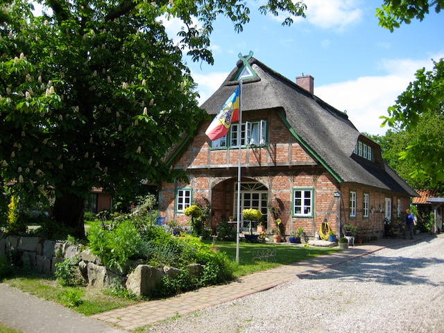 Fertighaus Ratzeburger See von Fuhrberger Zimmerei Betriebsges. mbH, Fachwerk Außenansicht 3