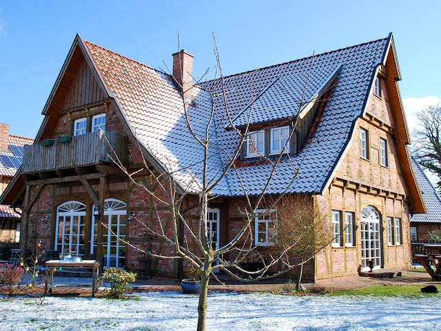 Fertighaus Zweiständerhaus von Fuhrberger Zimmerei Betriebsges. mbH, Fachwerk Außenansicht 2