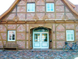 Fertighaus Zweiständerhaus von Fuhrberger Zimmerei Betriebsges. mbH, Fachwerk Außenansicht 5