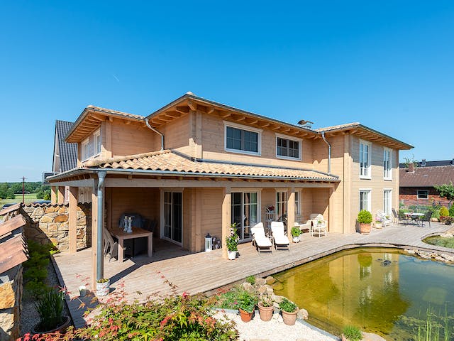 Blockhaus Provence von Fullwood Wohnblockhaus Ausbauhaus ab 660000€, Blockhaus Außenansicht 1 Blockhaus Provence von Fullwood Wohnblockhaus Ausbauhaus ab 660000€, Blockhaus Außenansicht 1