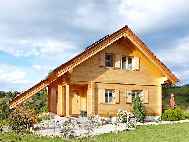 Blockhaus Gomadingen von Rems-Murr-Holzhaus Schlüsselfertig ab 432000€, Satteldach-Klassiker Außenansicht 1