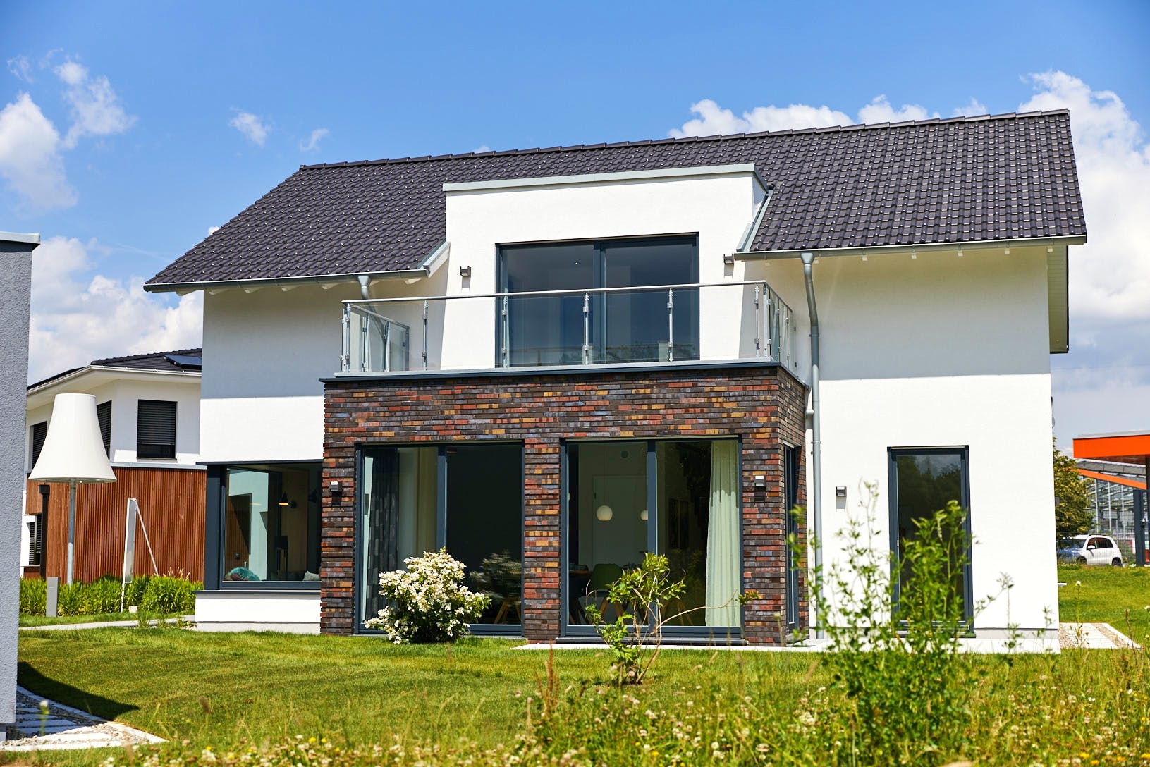 Fertighaus Alona von GUSSEK HAUS Schlüsselfertig ab 553400€, Satteldach-Klassiker Außenansicht 2