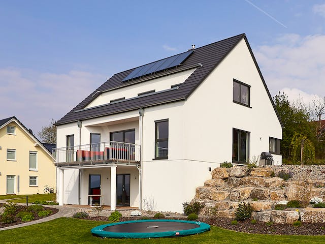 Fertighaus Hellerberge von GUSSEK HAUS Schlüsselfertig ab 592700€, Satteldach-Klassiker Außenansicht 1