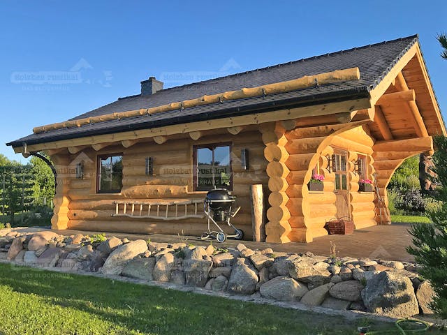 Blockhaus Blockhütte Adler von Holzbau Rustikal - Blockhäuser Bausatzhaus ab 54648€, Satteldach-Klassiker Außenansicht 1