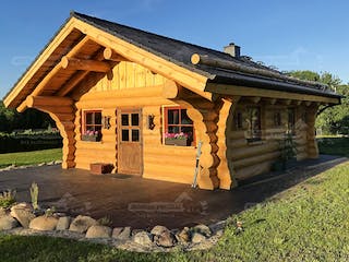 Blockhaus Blockhütte Adler von Holzbau rustikal - Blockhäuser Bausatzhaus ab 54648€, Satteldach-Klassiker Außenansicht 2