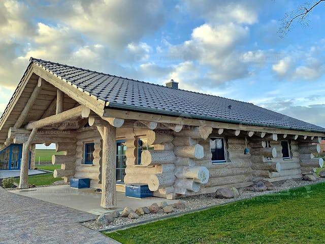Blockhaus Blockhaus Gransee von Holzbau Rustikal - Blockhäuser Bausatzhaus ab 91870€, Satteldach-Klassiker Außenansicht 1