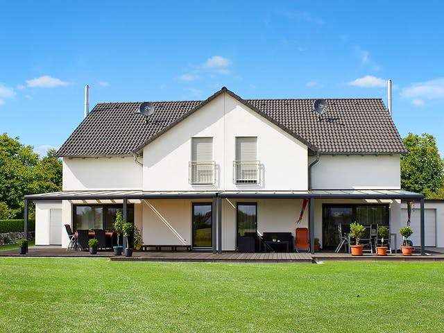 Fertighaus Homestory 343 von Lehner Haus, Satteldach-Klassiker Außenansicht 3