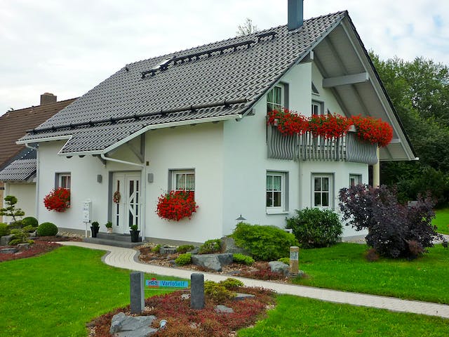 Massivhaus Susi III von HSE Massivhaus Schlüsselfertig ab 277940€, Satteldach-Klassiker Außenansicht 4