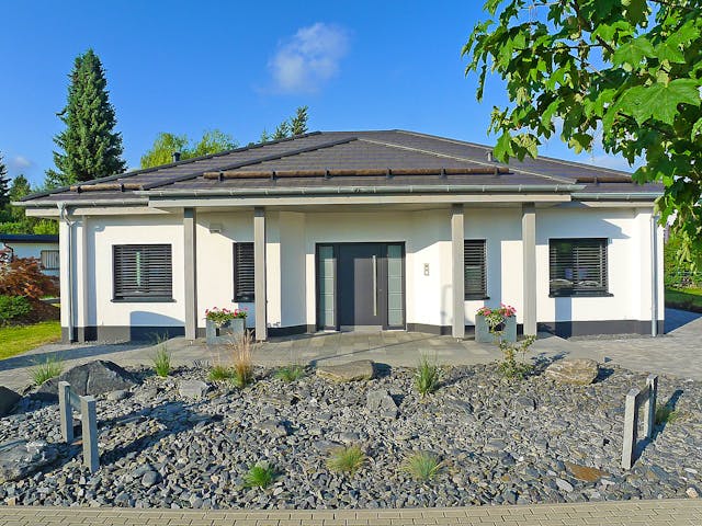 Massivhaus VarioCorner 117 von HSE - Massivhaus Schlüsselfertig ab 269740€, Bungalow Außenansicht 1