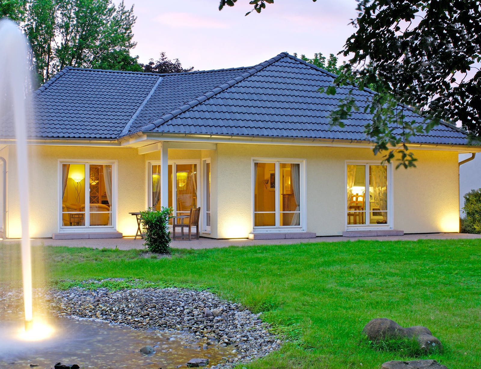 Massivhaus VarioCorner 120 von HSE Massivhaus Schlüsselfertig ab 248640€, Bungalow Außenansicht 1