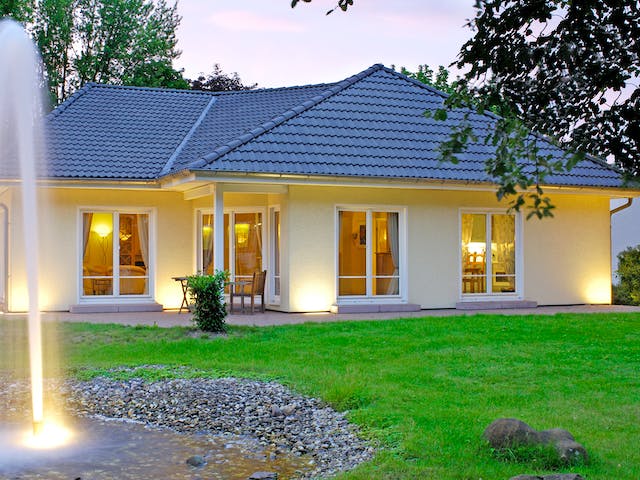 Massivhaus VarioCorner 120 von HSE Massivhaus Schlüsselfertig ab 248640€, Bungalow Außenansicht 1