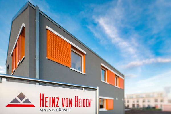 Das Bild zeigt das Haus eines Heinz von Heiden-Vertriebspartners.
