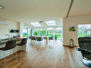 Fertighaus Jubiläumshaus Bungalow mit Flachdach von Holz & Dach Living Ausbauhaus ab 270000€, Bungalow Innenansicht 1