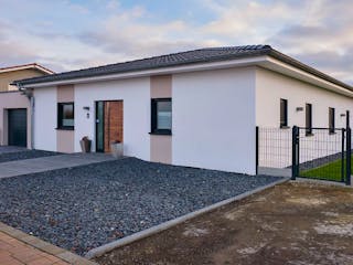 Fertighaus Jubiläumshaus Bungalow mit Flachdach von Holz & Dach Living Ausbauhaus ab 270000€, Bungalow Innenansicht 8