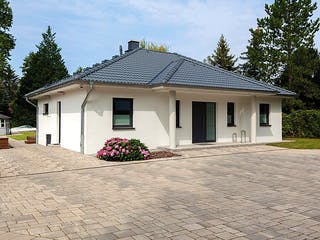Massivhaus Valentin von KBS Bau, Bungalow Außenansicht 1