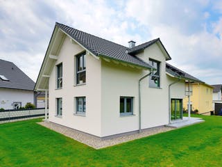 Fertighaus Haus Smilla von Fertighaus WEISS Schlüsselfertig ab 471286€, Satteldach-Klassiker Außenansicht 2