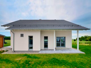 Fertighaus Haus Smilla von Fertighaus WEISS Schlüsselfertig ab 500920€, Satteldach-Klassiker Außenansicht 3