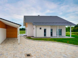 Fertighaus Haus Smilla von Fertighaus WEISS Schlüsselfertig ab 500920€, Satteldach-Klassiker Außenansicht 5