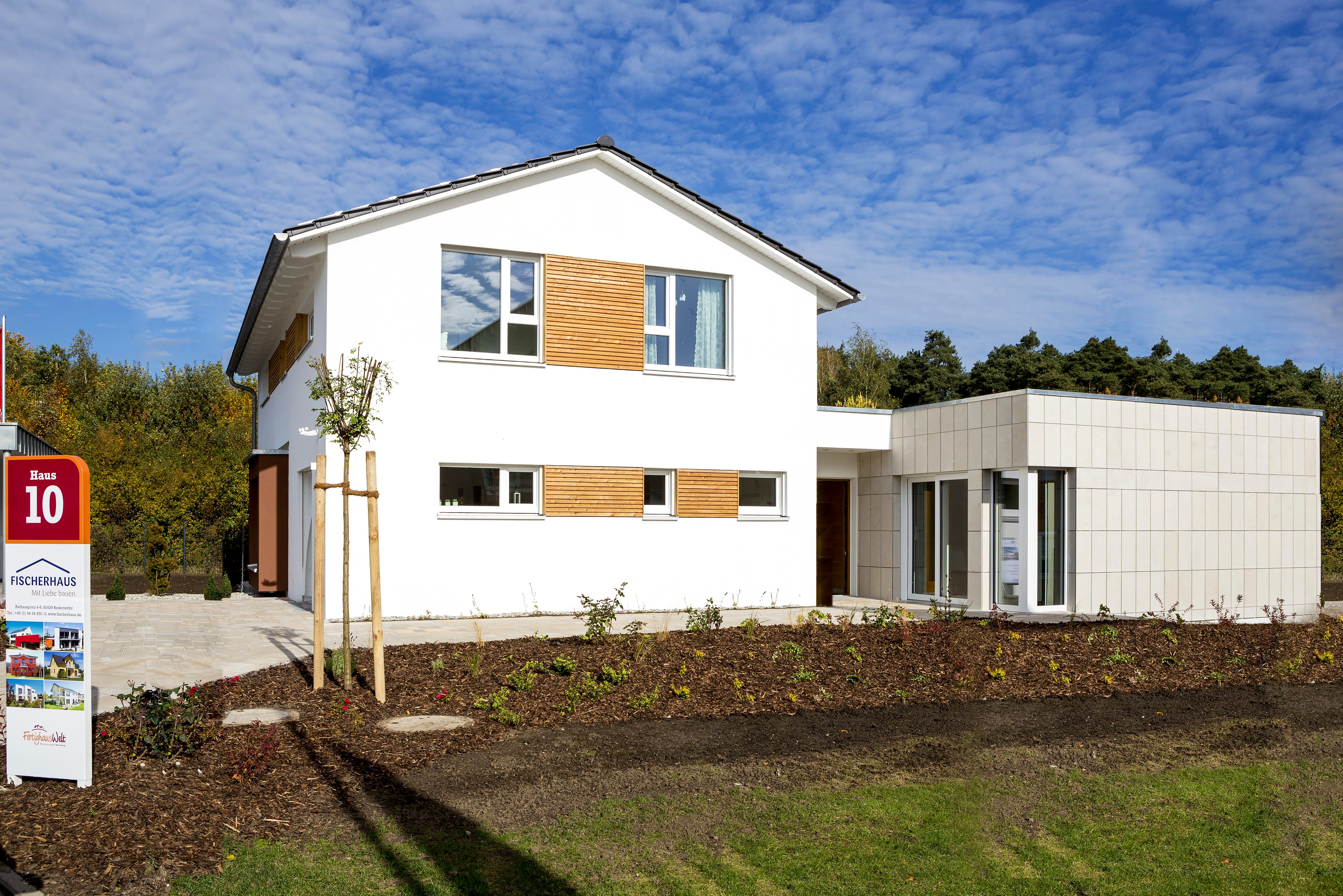 Fertighaus Musterhaus LaRocca von FischerHaus Schlüsselfertig ab 571044€, Satteldach-Klassiker Außenansicht 2