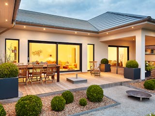 Fertighaus Bungalow Walmdach 167 von LUXHAUS Schlüsselfertig ab 497000€, Bungalow Außenansicht 3
