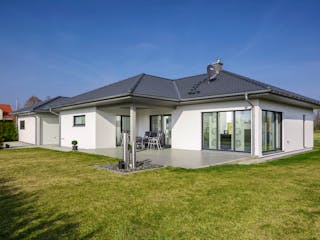 Fertighaus Bungalow Walmdach 130 von LUXHAUS, Bungalow Außenansicht 1