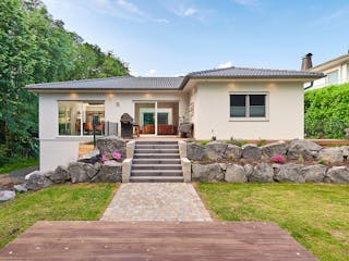 Fertighaus Bungalow Walmdach 172 von LUXHAUS, Bungalow Außenansicht 3