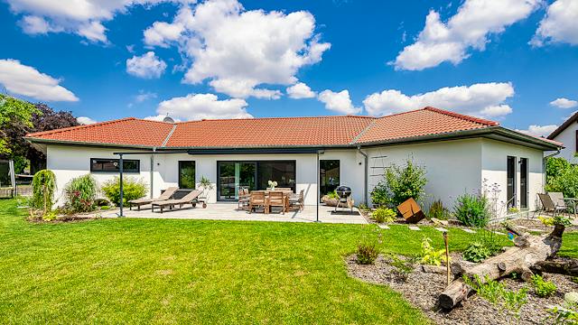 Trapezförmiger Winkelbungalow als Fertighaus von LUXHAUS