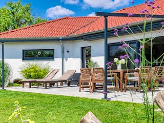 Fertighaus Bungalow Walmdach 158 von LUXHAUS, Bungalow Außenansicht 3