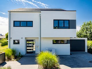 Fertighaus Satteldach Modern 164 von LUXHAUS, Satteldach-Klassiker Außenansicht 2