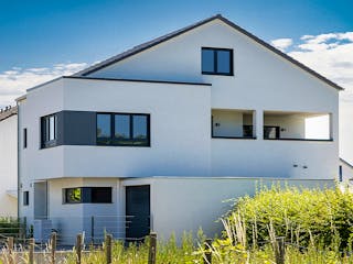 Fertighaus Satteldach Modern 164 von LUXHAUS, Satteldach-Klassiker Außenansicht 3