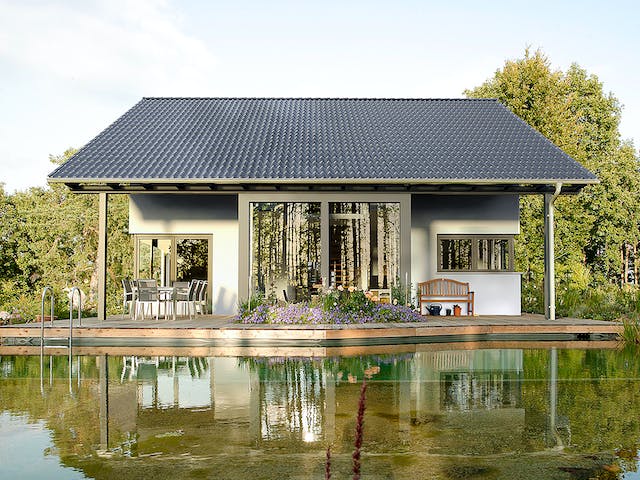 Fertighaus LINEAR mit Wintergarten von Meisterstück-HAUS, Satteldach-Klassiker Außenansicht 1