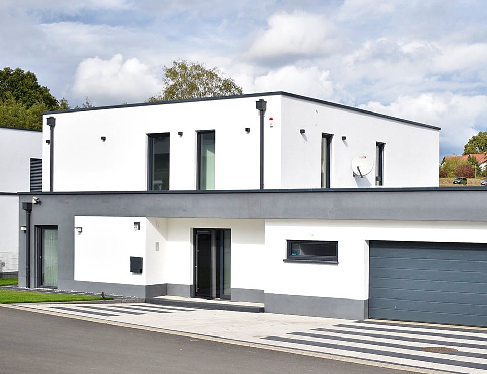 Massivhaus Stylisches Flachdachhaus von Massivhaus Rhein Lahn, Cubushaus Außenansicht 1