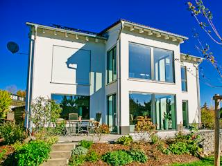 Massivhaus Attraktives Haus mit versetztem Pultdach von RheinMassiv Massivhäuser, Pultdachhaus Außenansicht 1