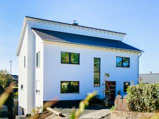 Massivhaus Attraktives Haus mit versetztem Pultdach von RheinMassiv Massivhäuser, Pultdachhaus Außenansicht 3