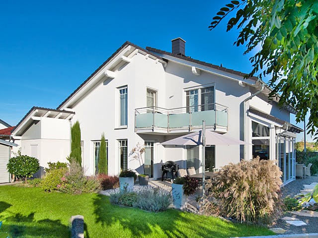 Massivhaus Traumhaftes Wohnen von RheinMassiv Massivhäuser, Pultdachhaus Außenansicht 1