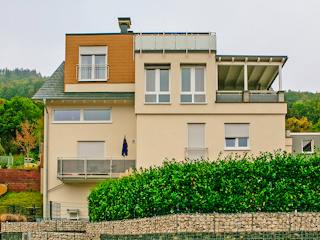 Massivhaus Mehrfamilientraum am Hang von RheinMassiv Massivhäuser, Satteldach-Klassiker Außenansicht 1