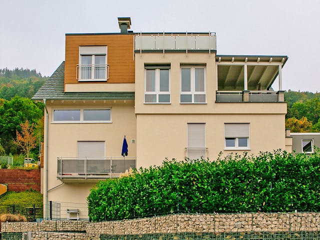 Massivhaus Mehrfamilientraum am Hang von RheinMassiv Massivhäuser, Satteldach-Klassiker Außenansicht 1