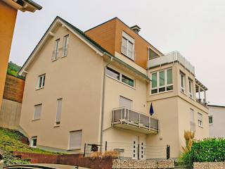 Massivhaus Mehrfamilientraum am Hang von RheinMassiv Massivhäuser, Satteldach-Klassiker Außenansicht 2