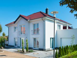 Massivhaus Großzügig und hell von RheinMassiv Massivhäuser, Stadtvilla Außenansicht 1