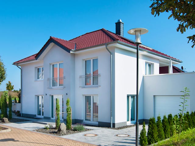 Massivhaus Großzügig und hell von RheinMassiv Massivhäuser, Stadtvilla Außenansicht 1