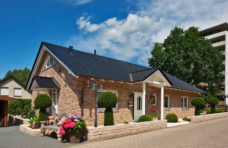 Massivhaus Bungalow Ipsen von Zaunmüller Massivhaus, Bungalow Außenansicht 1