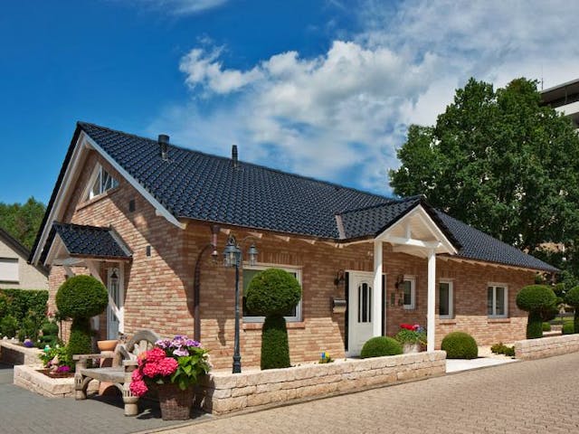 Massivhaus Bungalow Ipsen von Zaunmüller Massivhaus, Bungalow Außenansicht 1