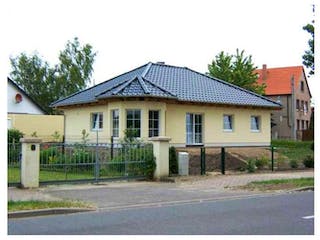 Massivhaus Bungalow W 100 von domoplan massivhaus, Bungalow Außenansicht 2