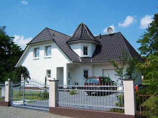 Massivhaus WHITE PEARL 1 mit Anbau von domoplan massivhaus, Außenansicht 1