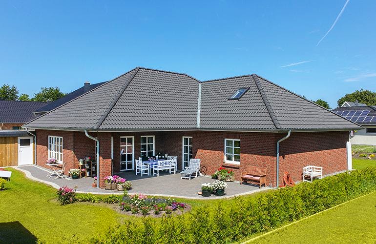 Massivhaus Winkelbungalow 140 von ECO System HAUS, Außenansicht 2
